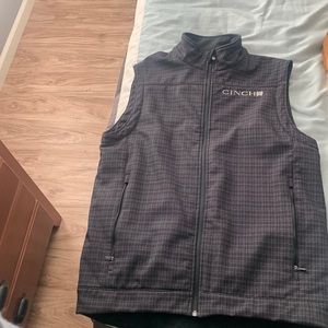 Cinch men’s soft shelled fleece vest w/ inside and outside pockets. Size sm